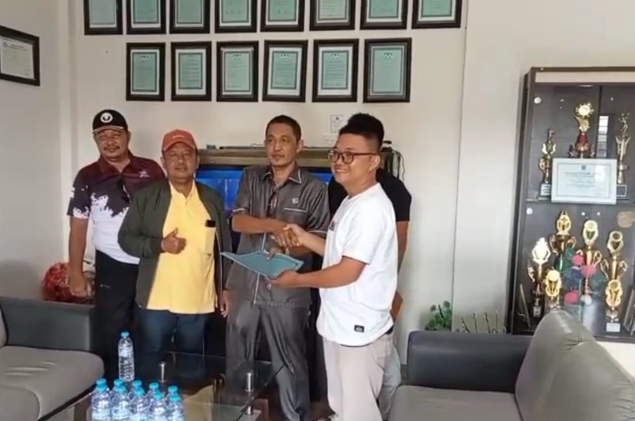 BERIKAN REKOMENDASI: Anggota Komisi II DPRD Kalbar bersama Tim serta Kades Lubuk Dagang dan masyarakat saat mendatangi kantor perusahaan sawit.