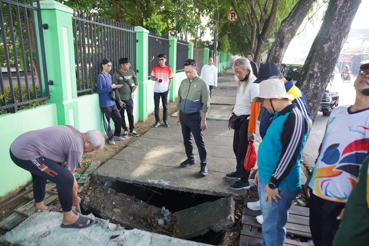 BERSIHKAN PARIT: Wali Kota Pontianaka Edi R Kamtono bersama warga membersihkan saluran air di Jalan Prof M Yamin.