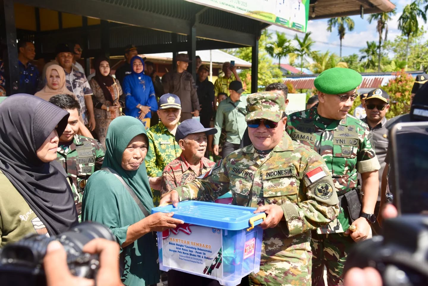 . PAKET SEMBAKO: Bupati Kubu Raya, Sujiwo, menyerahkan simbolis paket sembako kepada warga pada saat Peluncuran Rekonstruksi Jalan Rasau Jaya Patok 50 dengan Pola Karya Bakti TNI dan rakyat.