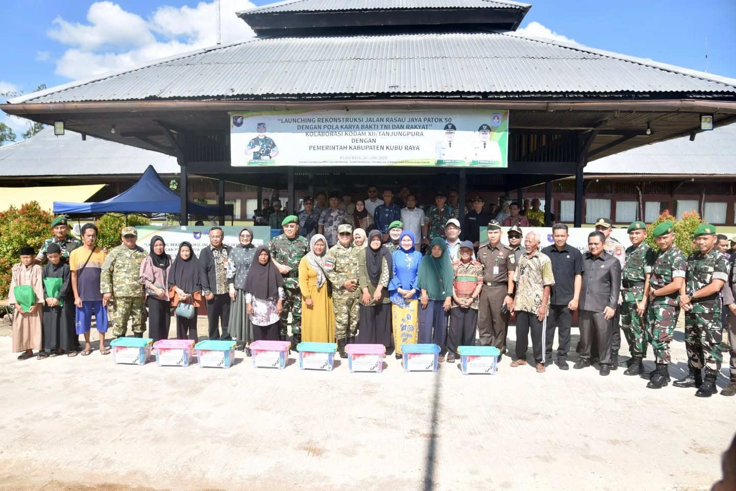 BERSAMA WARGA: Bupati Sujiwo, Wabup Sukiryanto, Pangdam XII/Tpr, Mayjen TNI Jamallulael, dan jajaran berfoto bersama warga penerima bantuan sembako.