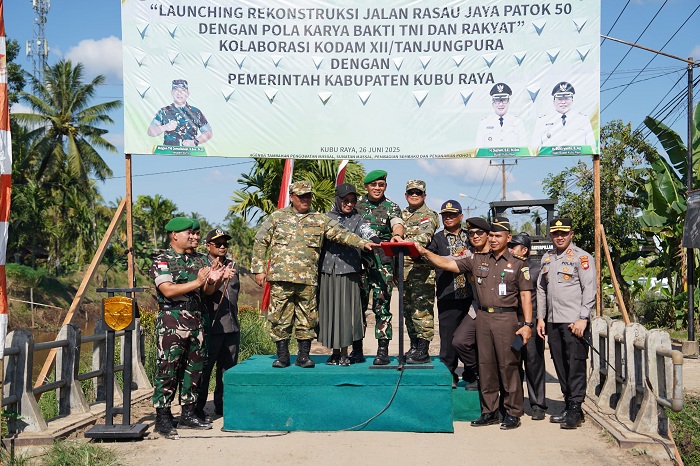 LAUNCHING: Bupati Sujiwo, Wabup Sukiryanto, Pangdam XII/Tpr Mayjen TNI Jamallulael, dan pihak terkait melaksanakan launching Rekonstruksi Jalan Rasau Jaya Patok 50.