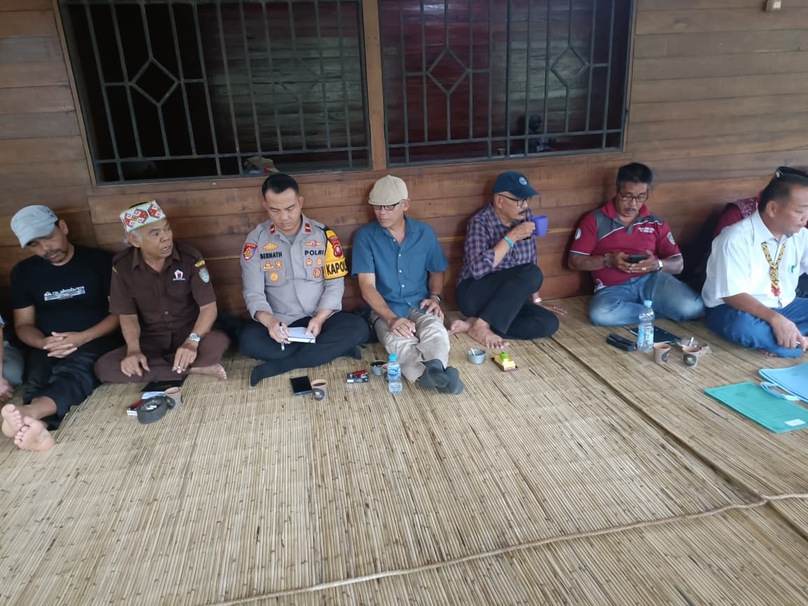 MUSYAWARAH: Suasana musyawarah yang digelar DAD Sengah Temila sersama tokoh adat, lintas agama dan forkopincam di Sekretariat DAD Sengah Temila.