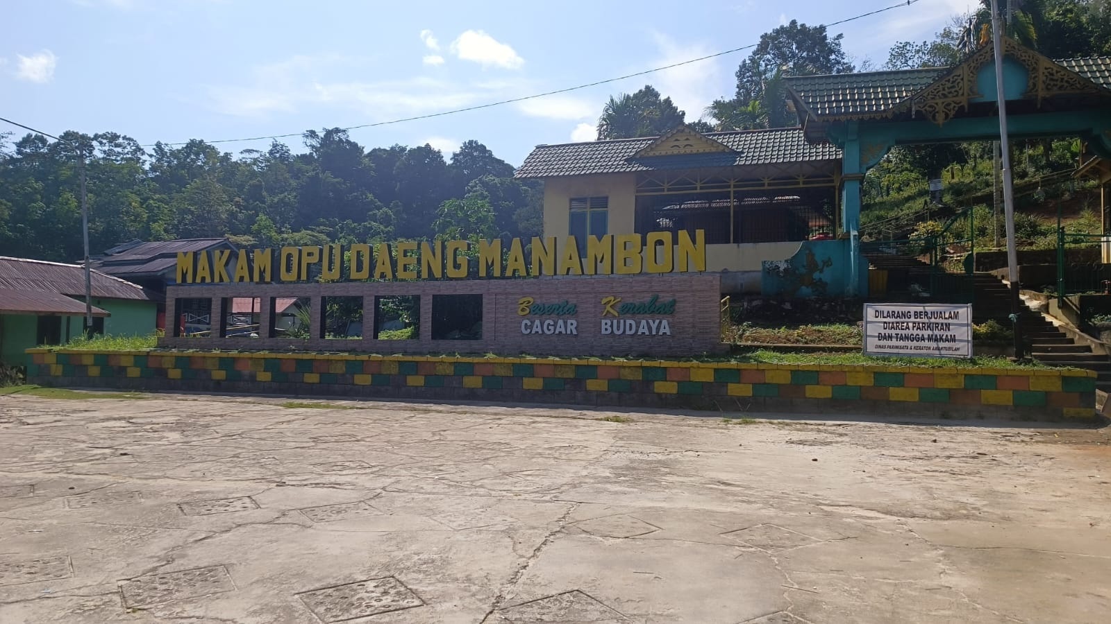 DAYA TARIK: Makam Opu Daeng Manambon, salah satu cagar budaya di Mempawah. Makam bersejarah ini menjadi salah satu destinasi kunjungan wisata.