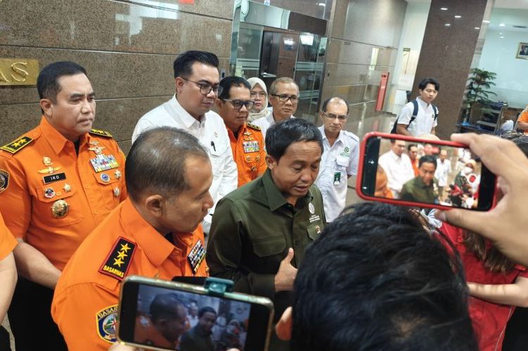 Menteri Kehutanan Raja Juli Antoni bersama Kepala Basarnas Mohammad Syafii memberikan keterangan terkait hasil pertemuan terbatas, di Kantor Basarnas, Kemayoran, Jakarta, Senin (30/6/2025).
