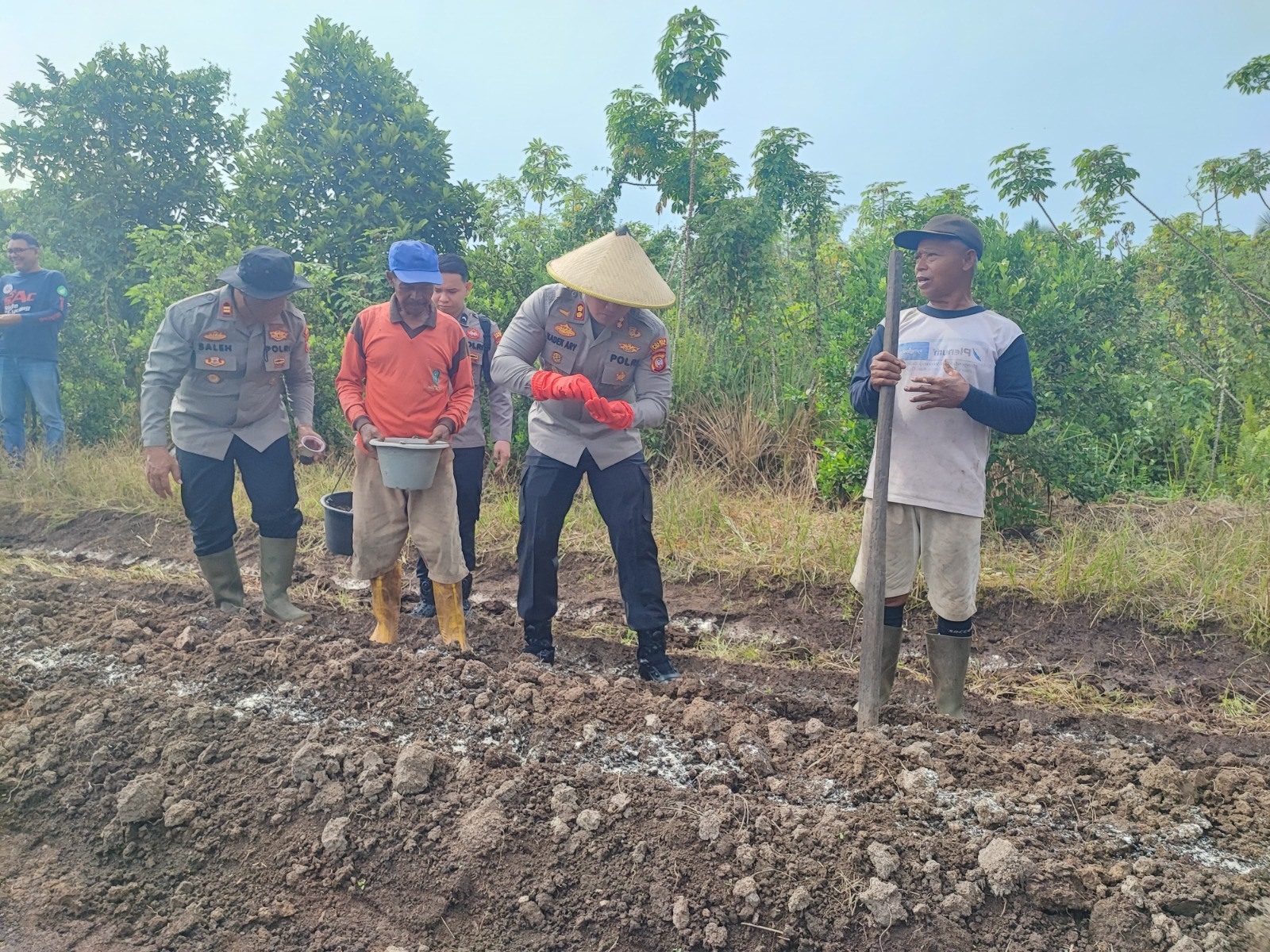 TANAM JAGUNG: Kapolres Kubu Raya, AKBP Kadek Ary Mahardika bersama sejumlah pejabat utama Polres Kubu Raya, turun langsung menanam jagung bersama petani di Patok 9, Dusun Bina Karya, Desa Rasau Jaya 1