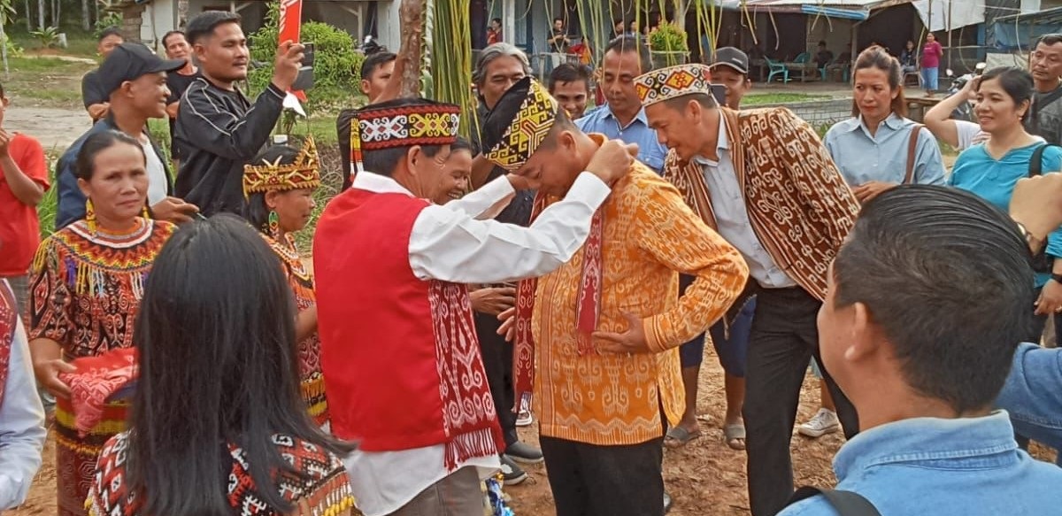 GAWAI DAYAK: Anggota DPRD Sintang, Toni, saat hadir dalam perayaan Gawai Dayak di Dusun Sabang Laja, Desa Merpak, Sabtu (28/6).