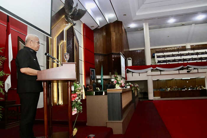 SIDANG PARIPURNA: Sekda Kalbar, Harisson saat menyampaikan tanggapan dalam Rapat Paripurna DPRD Provinsi Kalbar di Ruang Balairungsari DPRD Kalbar, Senin (23/6).