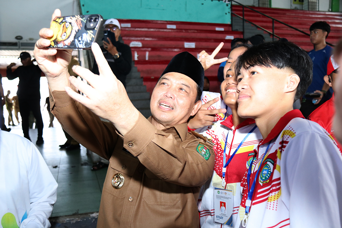 BERSAMA ATELT: Gubernur Kalbar Ria Norsan foto bersama atlet usai membuka Popda Kalbar 2025 di GOR Pangsuma, Senin (23/6).