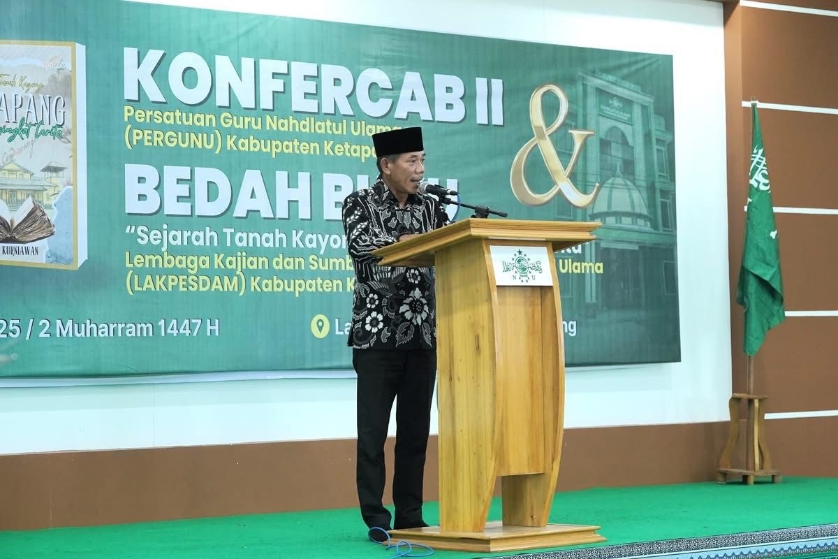 ARAHAN: Wakil Bupati Ketapang, Jamhuri Amir, menyampaikan sambutan saat membuka Konfercab II Pergunu Ketapang yang dirangkai dengan bedah buku sejarah &ldquo;Ketapang Singkat Cerita&rdquo;, Sabtu (28/6).