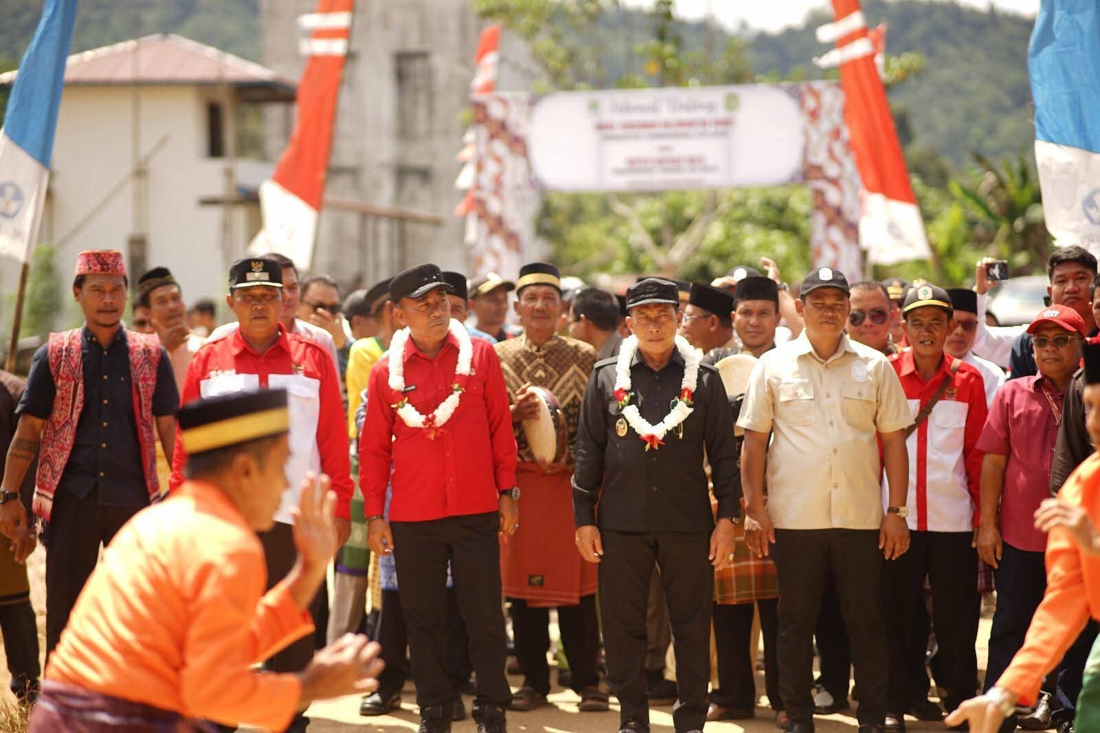 PRASASTI: Wagub Kalbar saat menghadiri penyerahan prasasti SMKN 1 Silat Hulu.