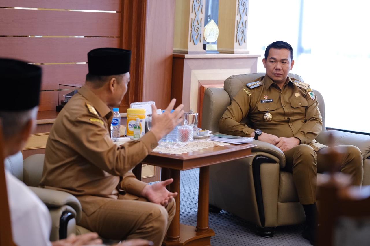 Gubernur Kalimantan Barat Ria Norsan menerima audiensi Bupati Kapuas Hulu Fransiskus Diaan untuk membahas kesiapan Musabaqah Tilawatil Qur&rsquo;an (MTQ) XXXIII Tingkat Provinsi Kalbar, Senin (30/6/2025).
