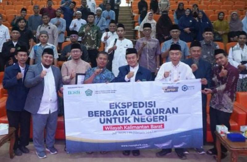 Penyerahan sebanyak 5.000 mushaf alquran kepada santri secara simbolis di teater 1 gedung konferensi Universitas Tanjungpura Pontianak, pada Minggu (29/6/2025).