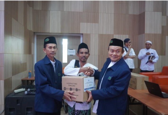 Perwakilan panitia menyerahkan secara simbolis bantuan Al-Qur&rsquo;an kepada santri di Universitas Tanjungpura.