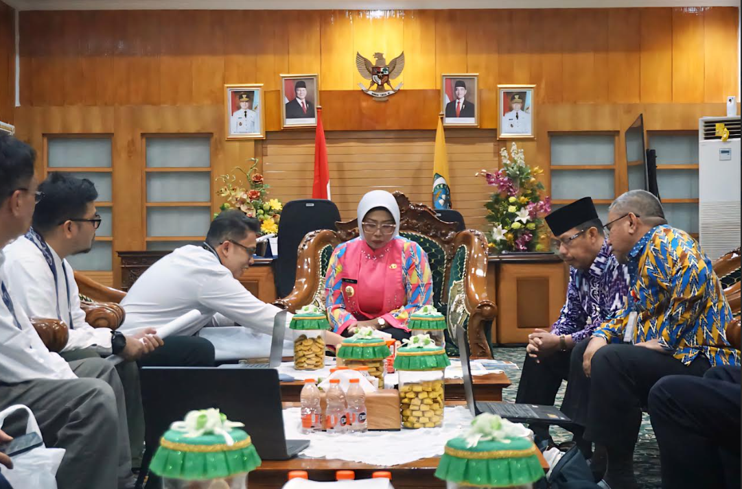 KUNKER: Bupati Mempawah Erlina menerima kunjungan kerja tim BPIW Kementerian Pekerjaan Umum dan Perumahan Rakyat di ruang kerjanya.