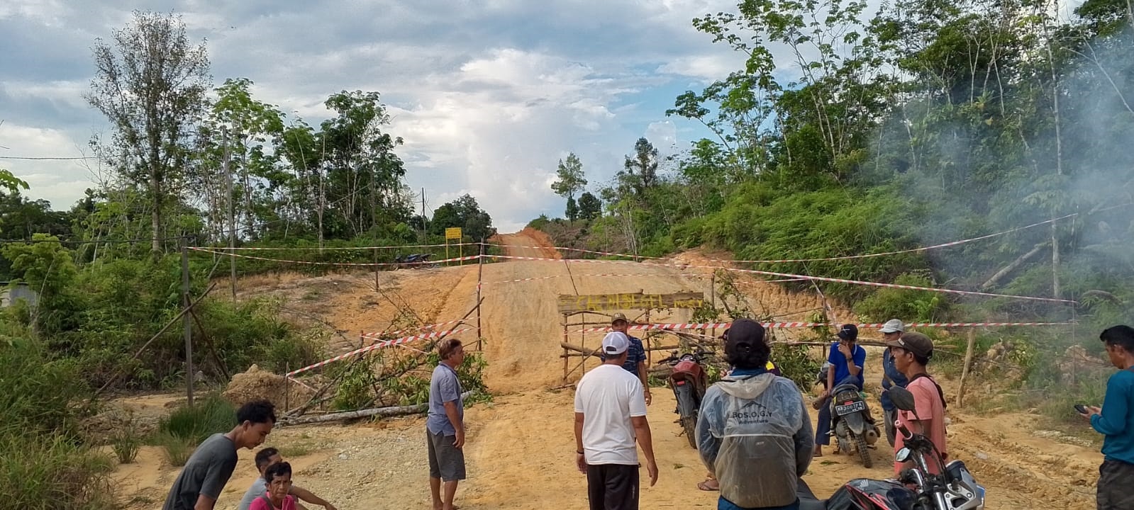 DITUTUP: Penutupan akses perusahaan PT CAE dilakukan masyarakat Kapuas Hulu.