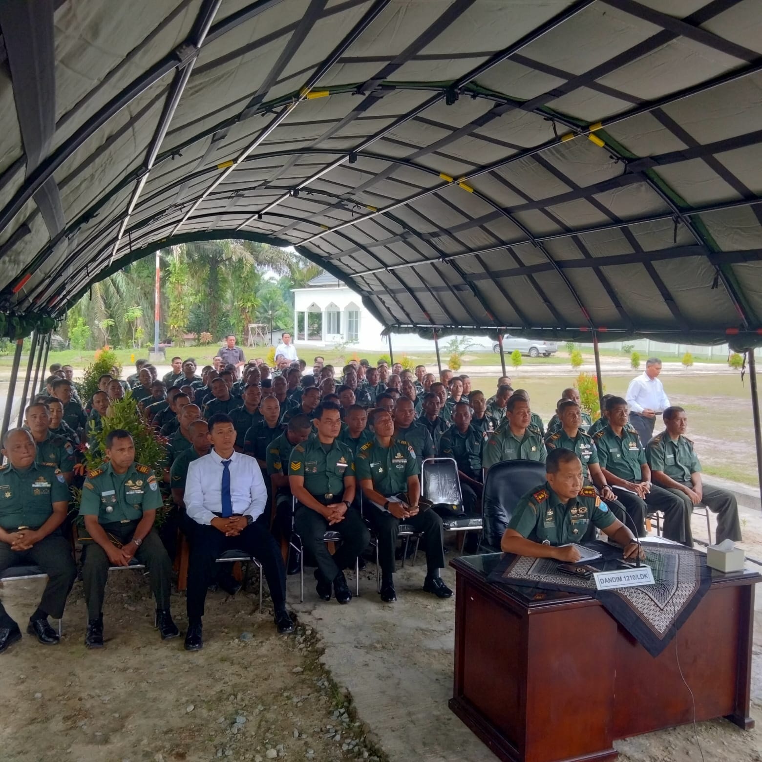 PENGARAHAN: Dandim 1210/Landak Letkol Inf Hudallah saat memberikan pengarahan terkait bahaya judi online kepada anggotanya.