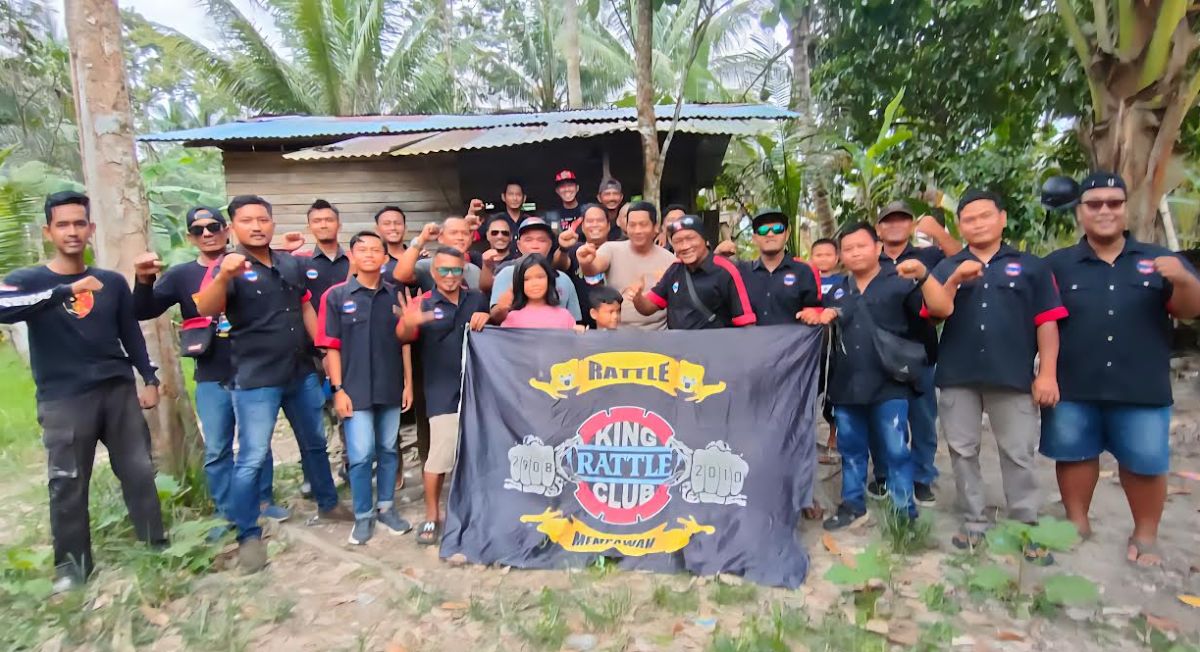 BAKSOS: Komunitas motor King Rattle Korwil Sungai Pinyuh melaksanakan baksos dengan memberikan bantuan kepada Aban, warga yang memperoleh bantuan bedah RLTH dari Polsek.