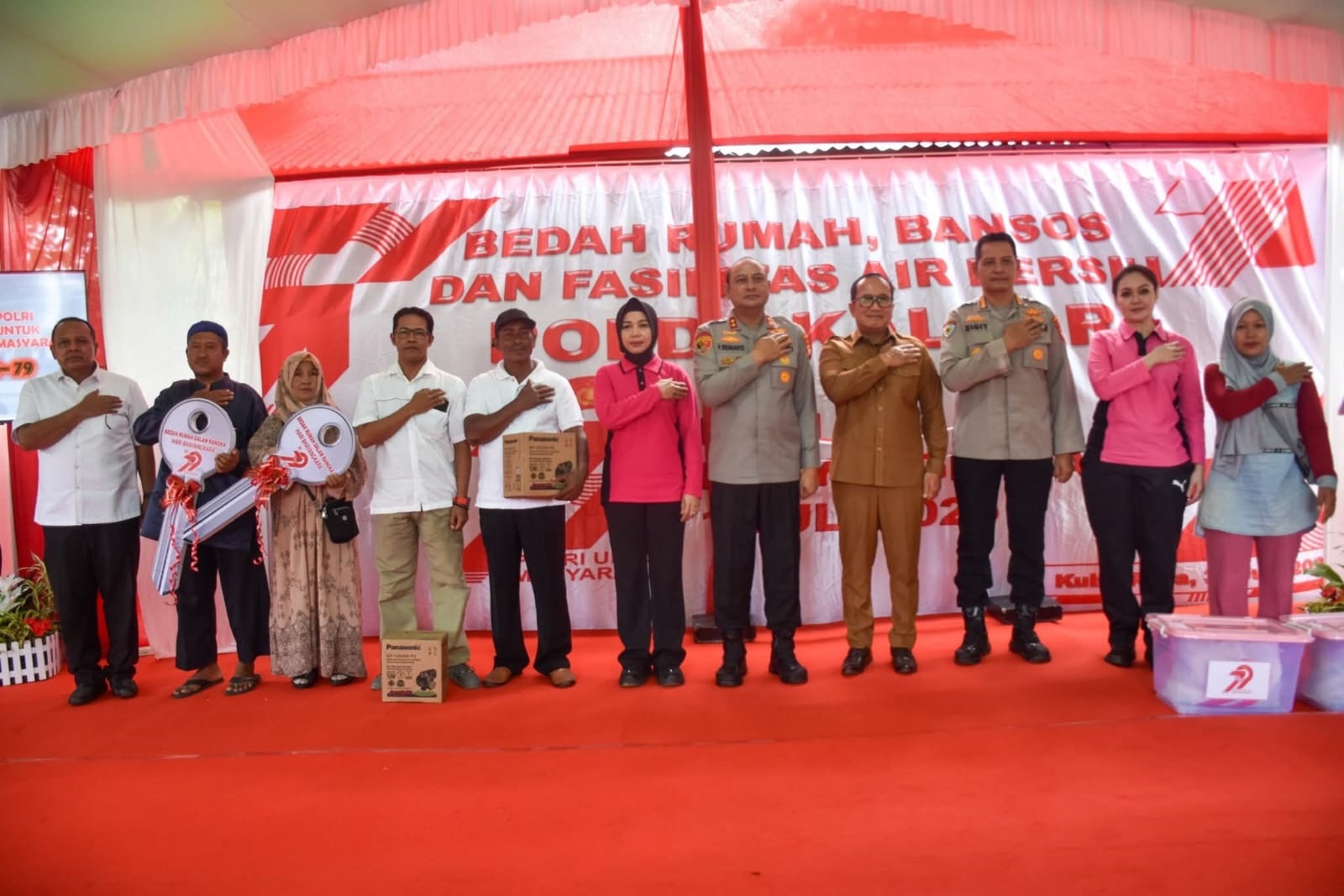 BERSAMA: Bakti sosial bukan hanya seremoni peringatan, melainkan langkah nyata memberikan manfaat bagi masyarakat.