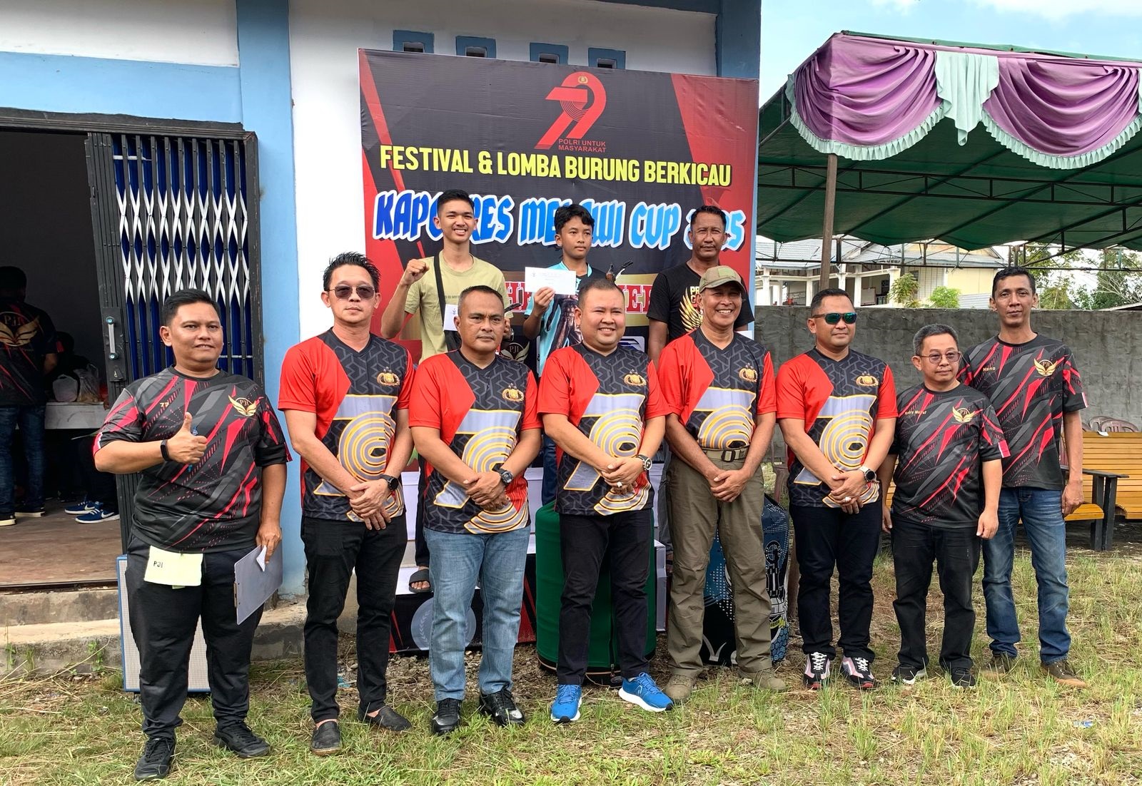 LOMBA: Bupati, Kapolres, dan pemenang lomba burung berkicau Kapolres Melawi Cup 2025 diabadikan dengan foto bersama di lapangan burung Glora Juang Melawi.