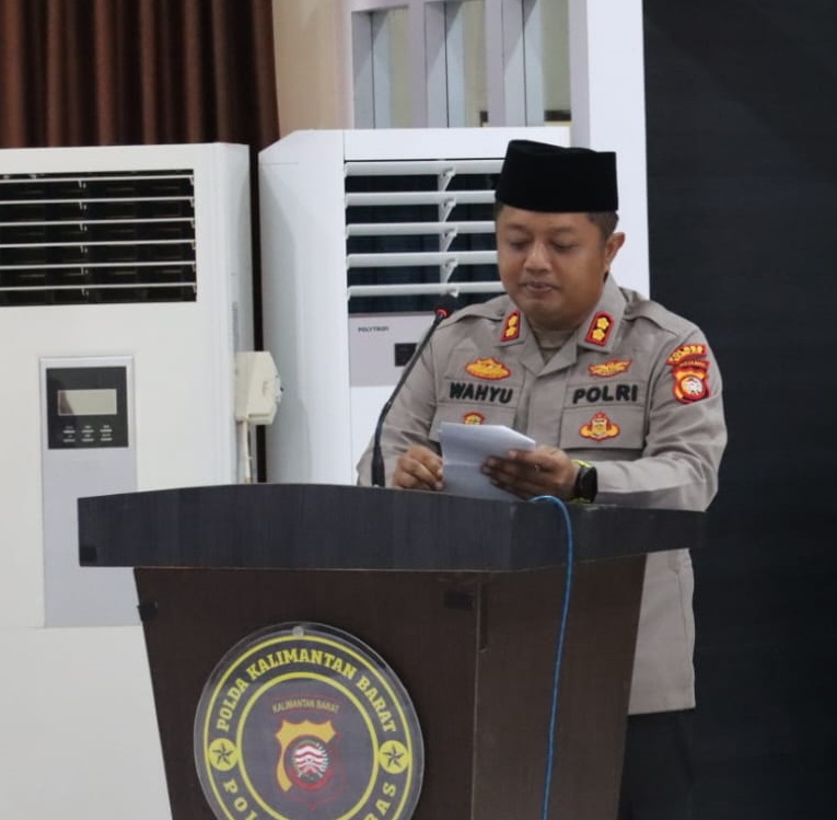 DOA BERSAMA: Kapolres Sambas pimpin pelaksanaan doa lintas agama yang menjadi rangkaian HUT Bhayangkara Polres Sambas.