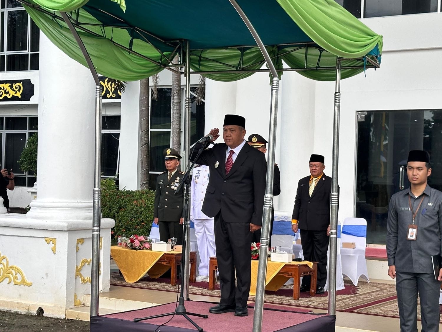 UPACARA: Suasana upacara peringatan hari berkabung daerah di Kantor Bupati Mempawah.