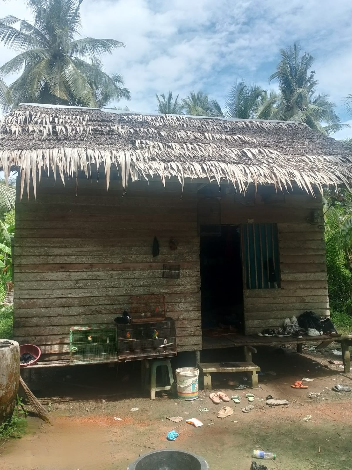 SEBELUM ROBOH: Rumah tak layak huni milik Zulkarnain sebelum dirobohkan.