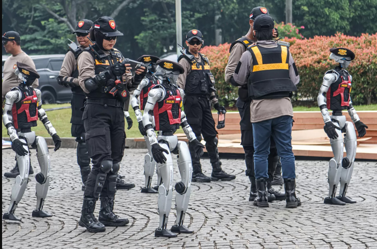 ROBOT POLISI: Sejumlah personel Polri mempersiapkan robot humanoid dan robot anjing untuk mengikuti gladi kotor HUT Polri di Lapangan Monas, Sabtu (28/06).