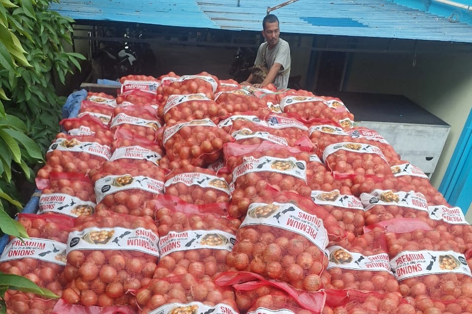 Barang bukti bawang bombai saat diamankan unit pengawasan Kantor Wilayah Bea dan Cukai Kalimantan Barat.