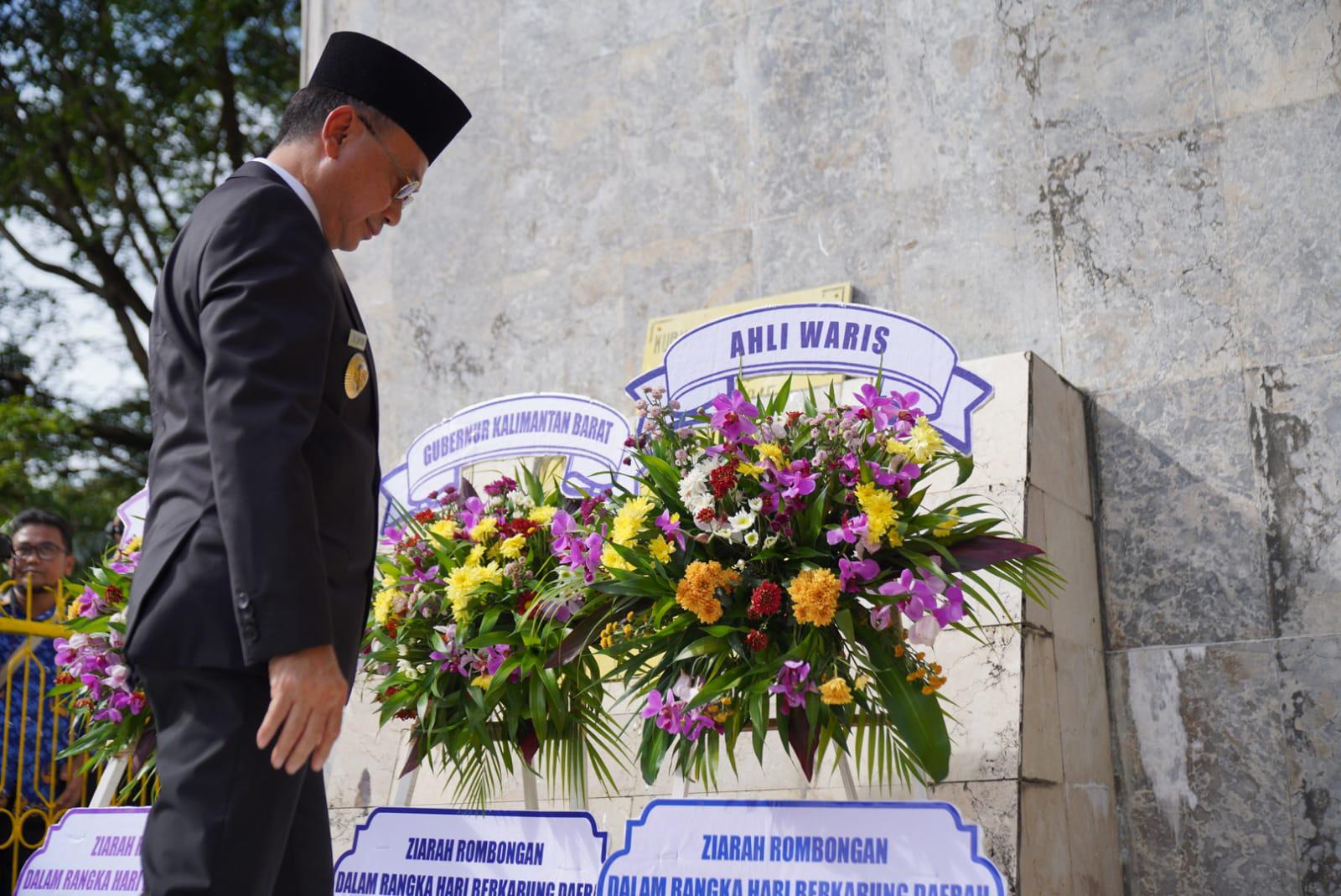 BERZIARAH: Wali Kota Pontianak Edi Rusdi Kamtono berziarah ke Makam Juang korban peristiwa Mandor.