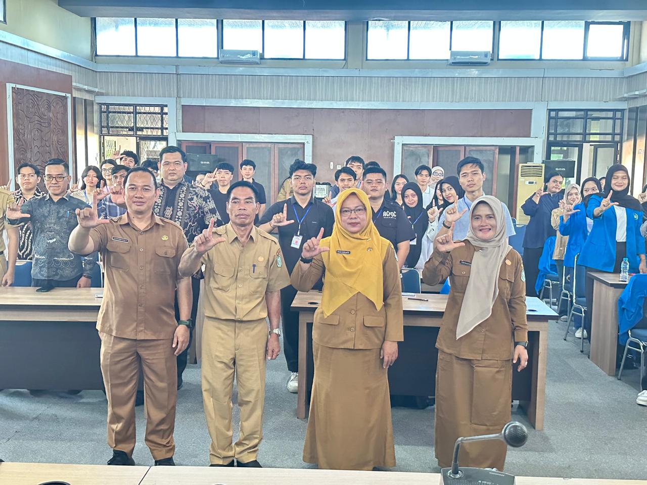 PEMBUKAAN: Foto bersama saat pembukaan kegiatan.
