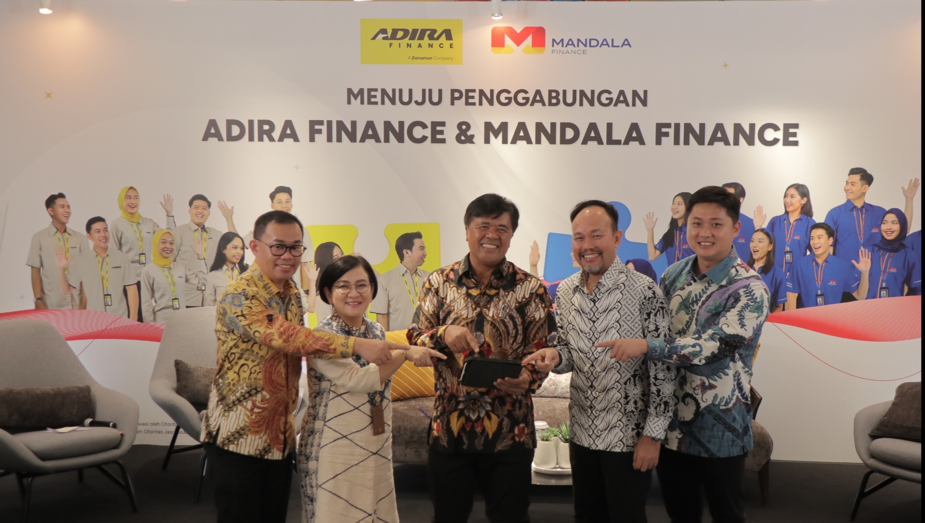 Manajemen Adira Finance dan Mandala Finance bersama perwakilan MUFG dan Danamon