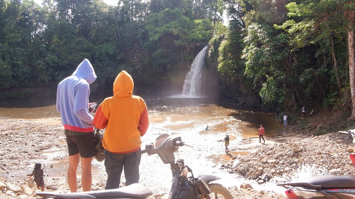 STIIN : Suasana air terjun Stiin di Desa Tenguwe, Kecamatan Air Besar, Kabupaten Landak, dipenuhi pengunjung saat akhir pekan.