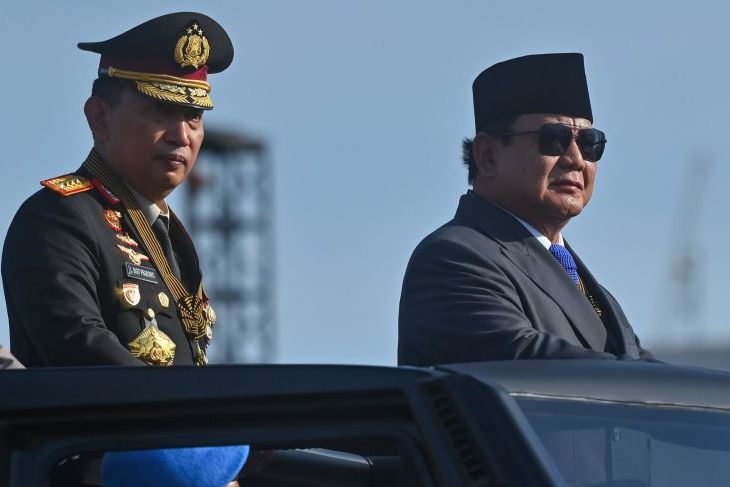 Presiden Prabowo Subianto (kanan) didampingi Kapolri Jenderal Pol Listyo Sigit Prabowo (kiri) menginspeksi pasukan dalam upacara HUT ke-79 Bhayangkara di kawasan Monas, Jakarta, Selatan, Selasa.