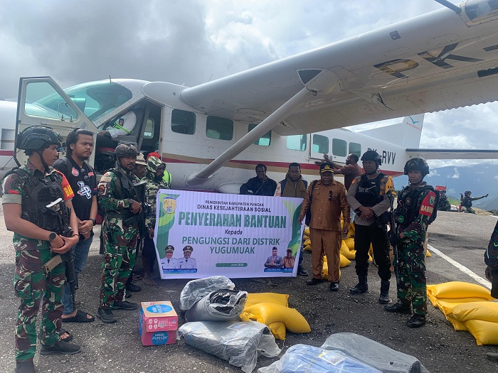 Kadinsos Puncak bersama Satgas Kopasgat salurkan bantuan untuk pengungsi Distrik Yugumuak di Bandara Sinak.