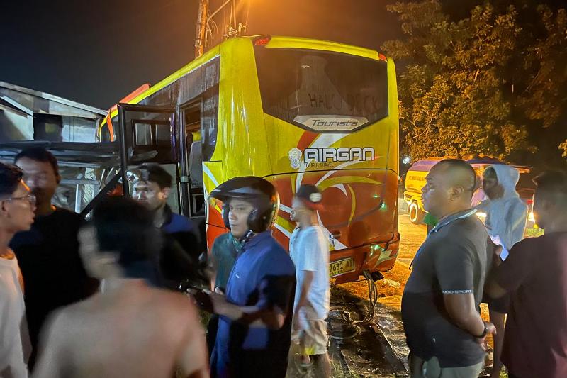 Bus yang membawa rombongan Casis Tamtama Palangkaraya menabrak warung di Jalan Trans Kalimantan Sungai Ambawang, Senin (30/6/2025) malam.