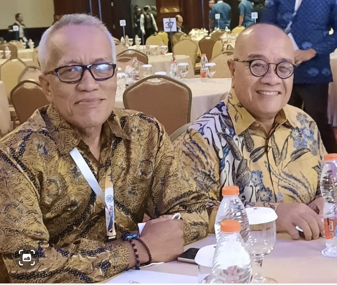 Mei Purwowidoso (Kiri) dan Ketua KONI Fachrudin Siregar.
