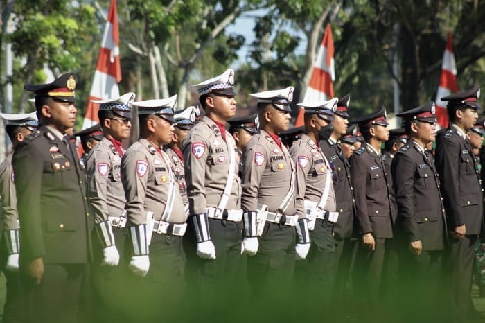 PERINGATAN: Upacara peringatan Hari Bhayangkara ke-79 di Halaman Kantor Wali Kota Singkawang, Selasa (1/7).