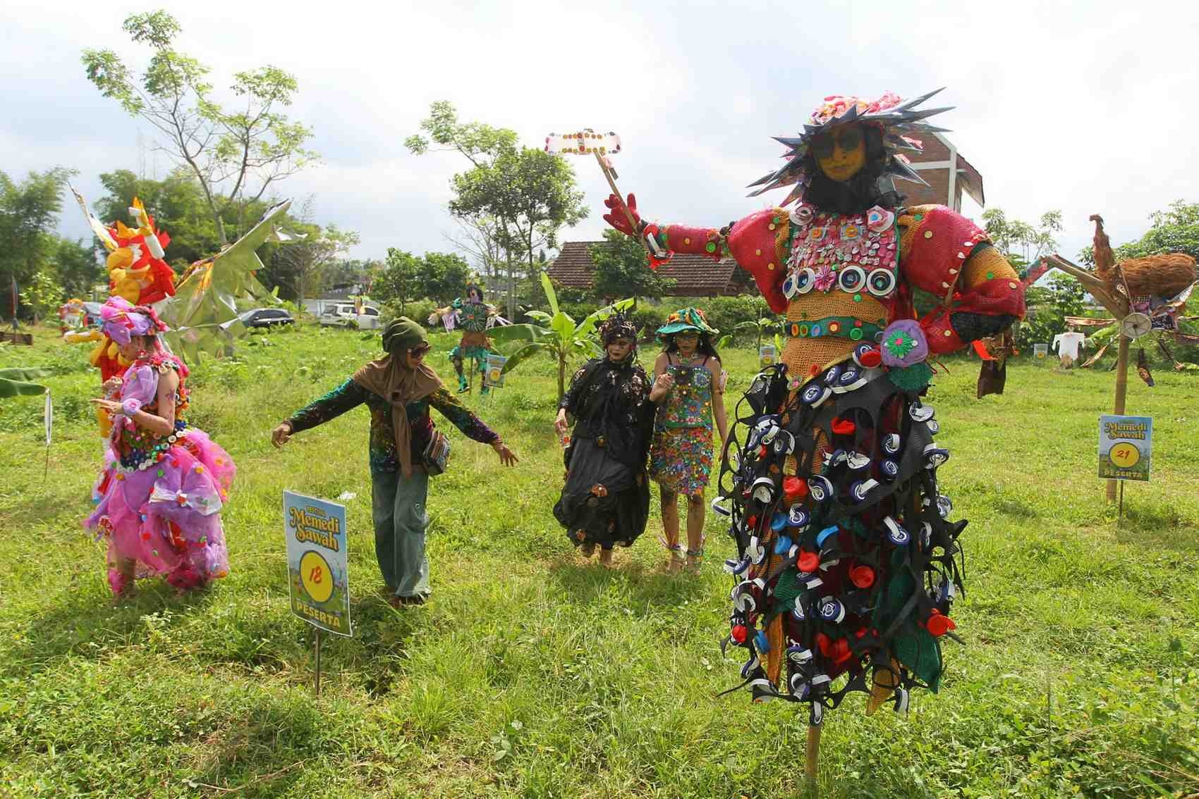 UNIK: Berbagai lapisan masyarakat hadiri Festival Memedi Sawah di Kapanewon Pakem, Sleman, Minggu (29/6).