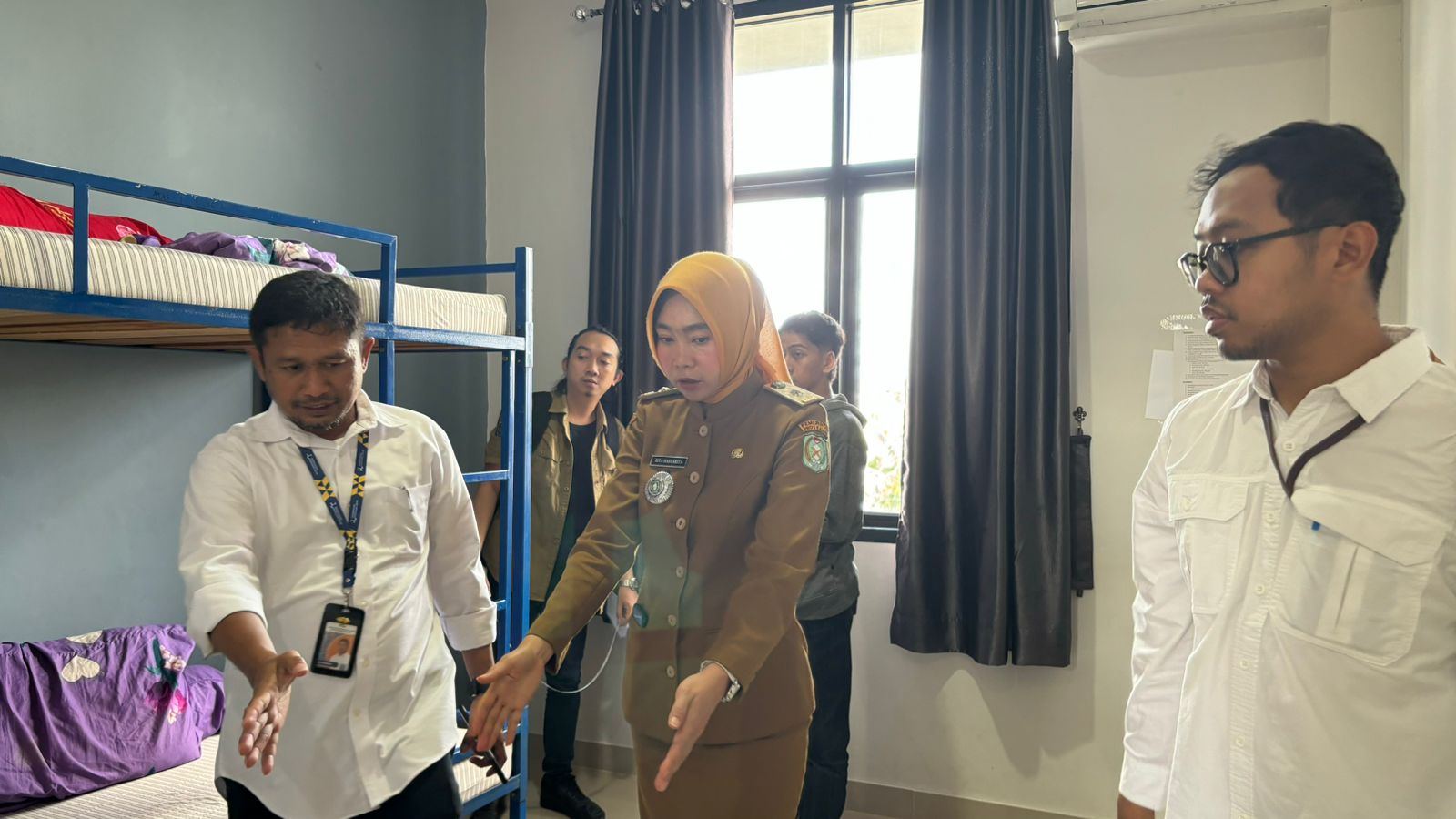 SURVEI : Pejabat dari Disdikbud Kalbar bersama tim Kementerian PUPR meninjau kesiapan gedung BLK Pontianak yang direncanakan menjadi lokasi rintisan Sekolah Rakyat, Selasa (1/7).
