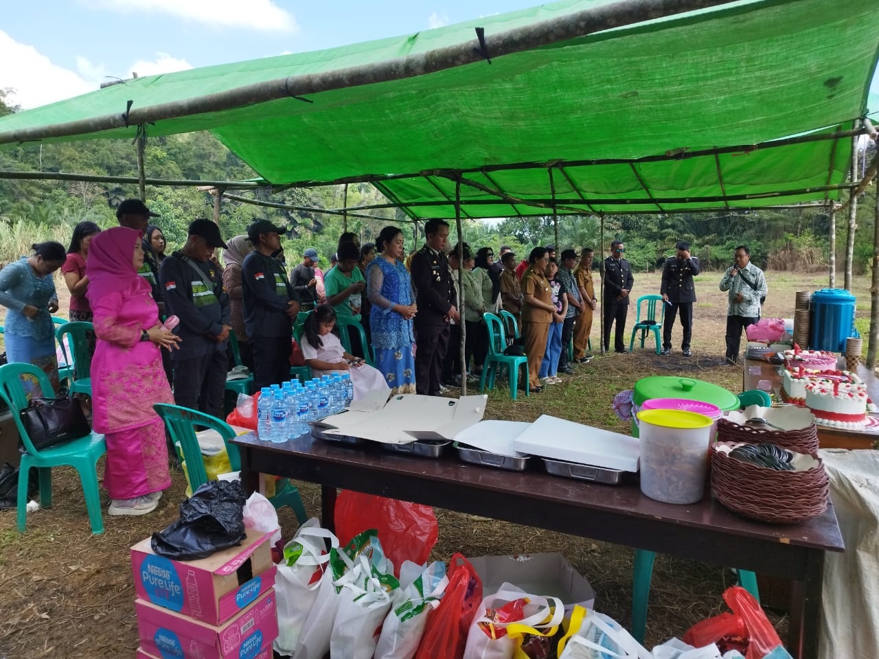 SYUKURAN : Polsek Mempawah Hulu saat menggelar syukuran dalam rangka HUT Bhayangkara ke 79 di lahan demplot.