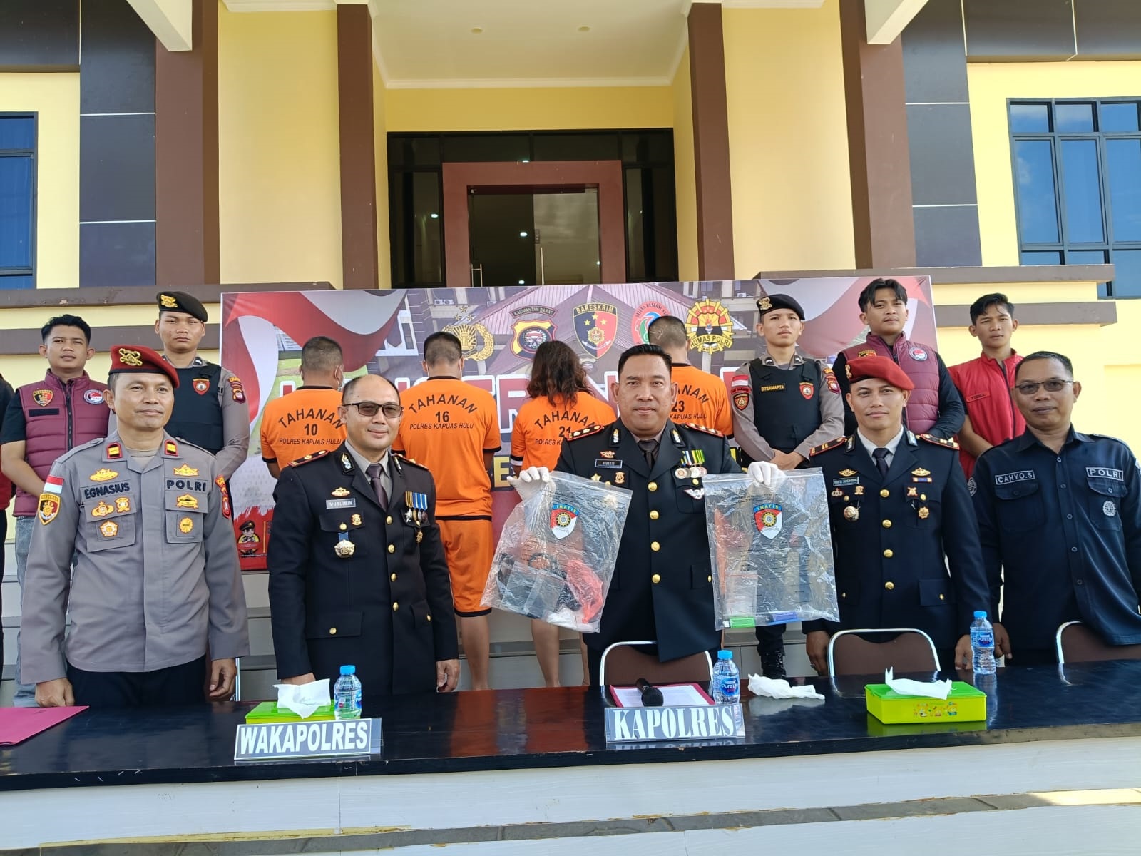 PENGUNGKAPAN : Kapolres Kapuas Hulu AKBP Roberto Aprianto Uda saat menyampaikan hasil pengungkapan kejahatan di Kapuas Hulu.