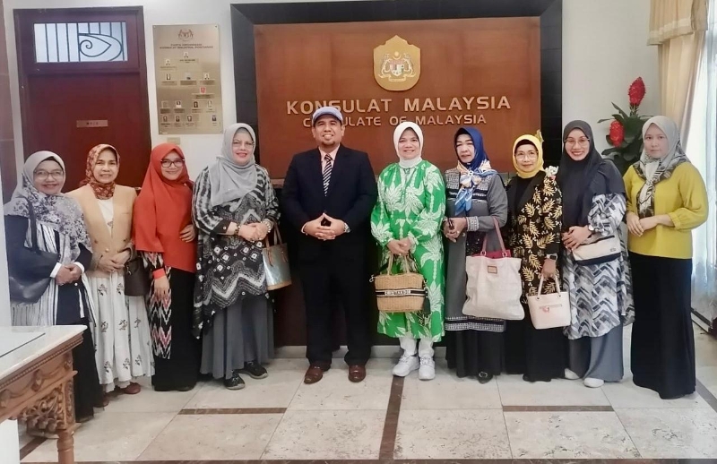 Perwakilan Pengurus Aliansi Perempuan Peduli Indonesia (ALPPIND) Kalbar berfoto bersama Konjen Malaysia di Pontianak, Azizul Zekri.