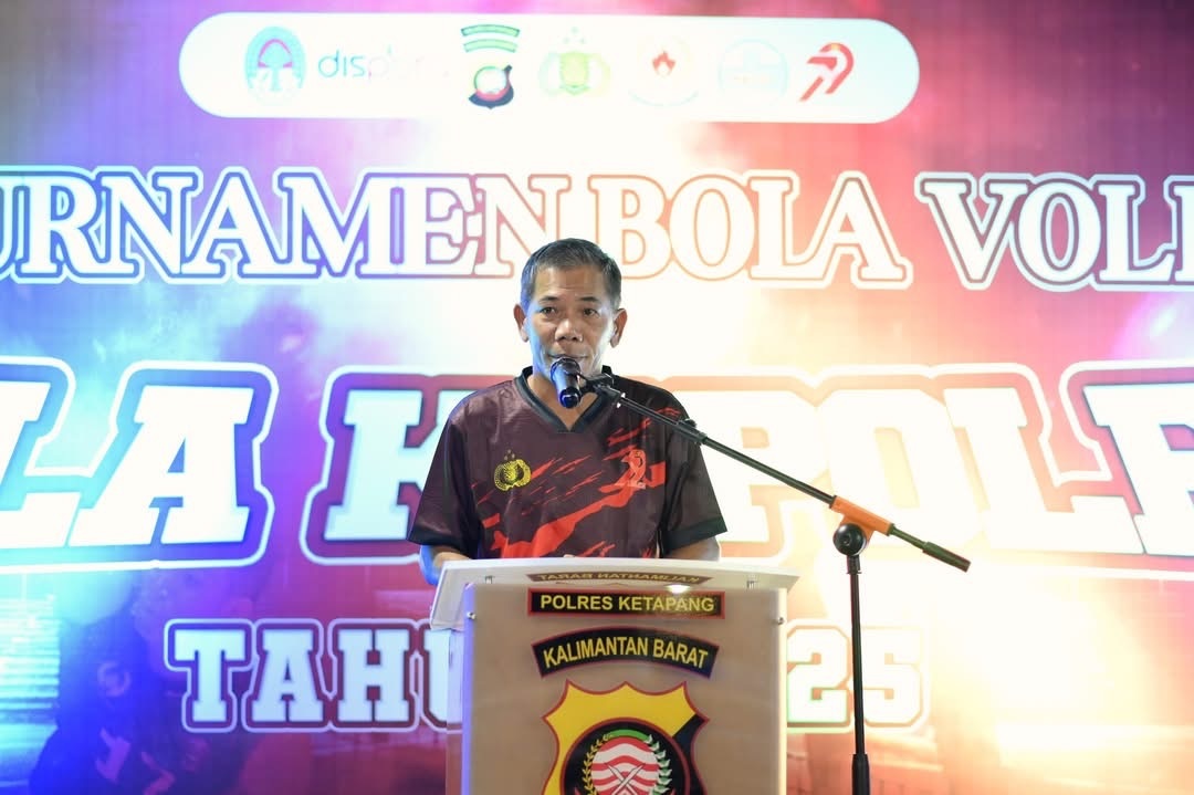 APRESIASI : Wabup Ketapang, Jamhuri Amir, mengapresiasi suksesnya Kejuaraan Voli Kapolres Cup 2025.