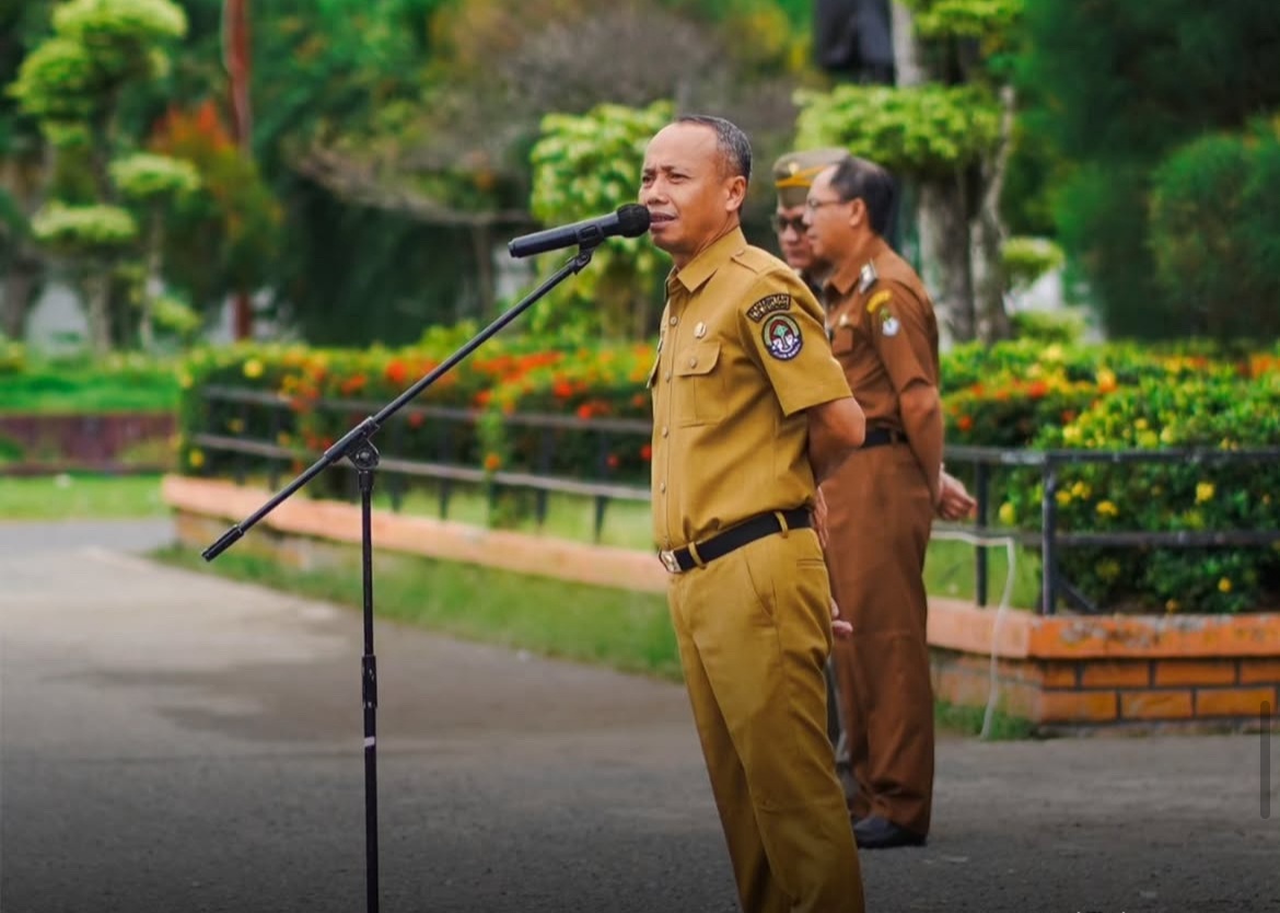 ARAHAN : Sekda Ketapang, Repalianto, memberikan arahan ketika memimpin apel, Senin (30/6) pagi.
