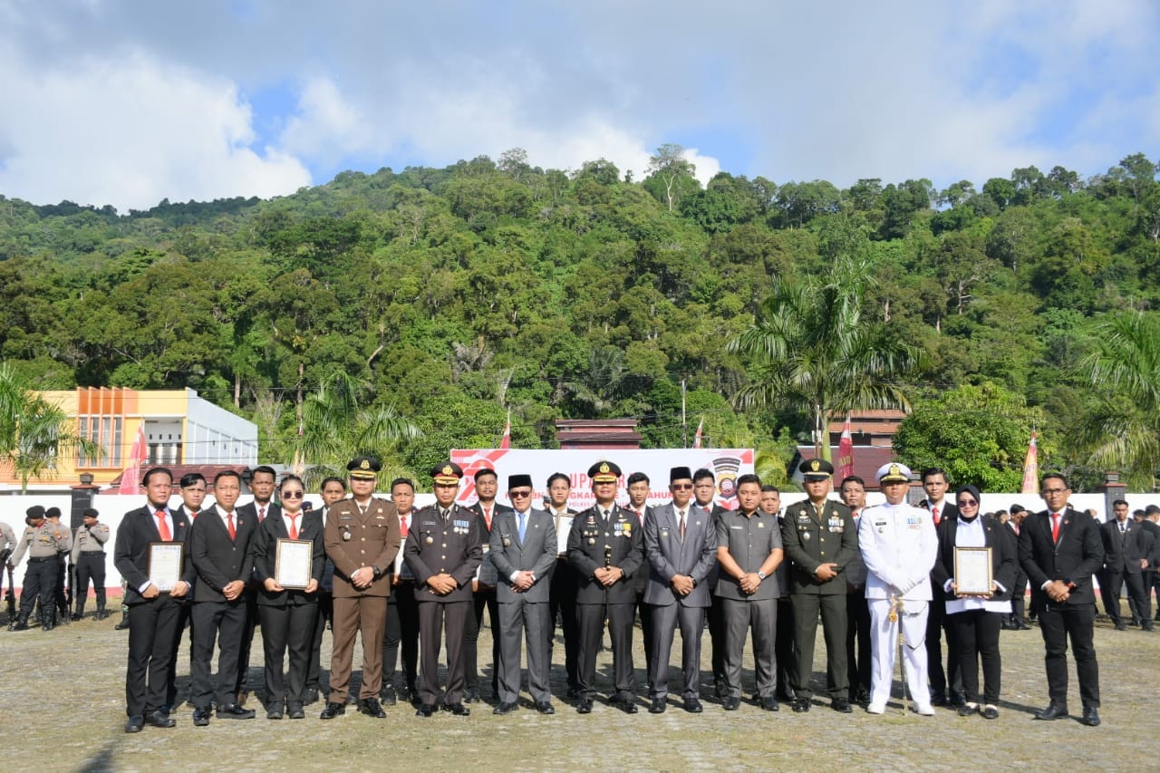 BHAYANGKARA : Bupati Kayong Utara Romi Wijaya, Bersama Wakil Bupati Kayong Utara Amru Chanwari Menghadiri Upacara Peringatan Ke- 79 Hari Ulang Tahun (Hut) Bhayangkara Tahun.