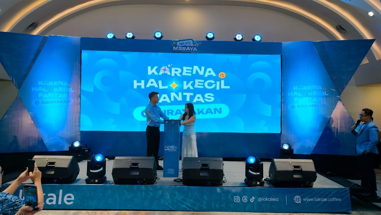 Asmako, owner lokale, didampingi istrinya Vivi Maria Sari, menekan tombol peluncuran sebagai penanda resmi hadirnya Kopi Susu Raya dalam acara &ldquo;Meraya&rdquo; di Ballroom Hotel Mercure, Selasa (1/7).