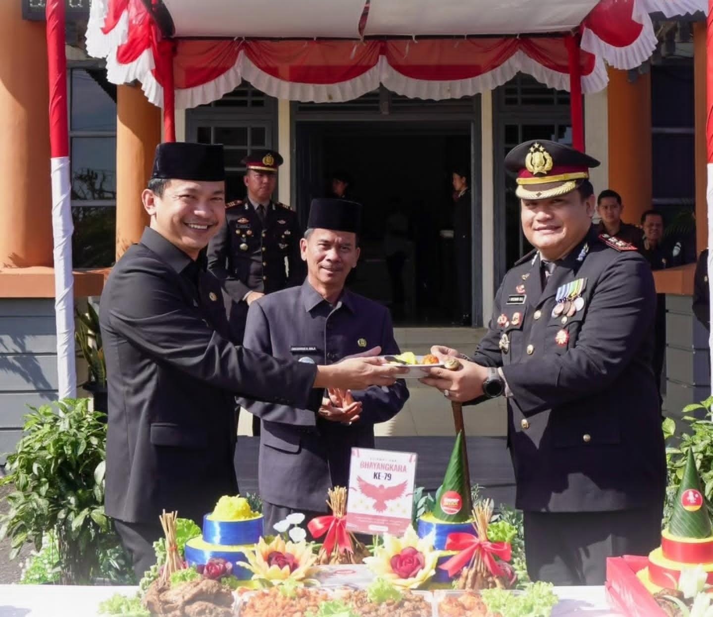 SYUKURAN BHAYANGKARA: Tumpeng disiapkan sebagai bagian dari perayaan Hari Bhayangkara ke-79 di Kabupaten Sintang, simbol rasa syukur.