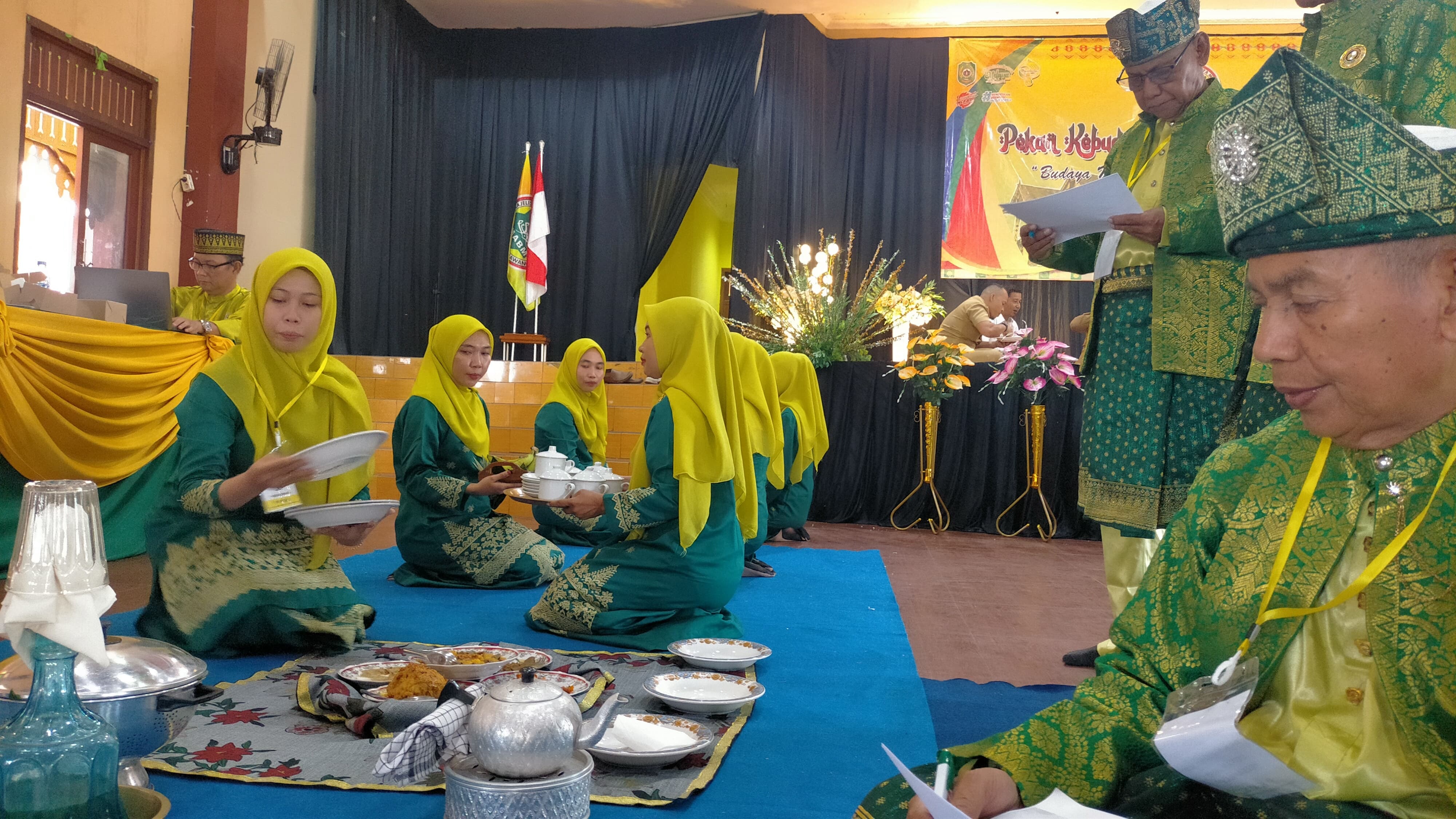LOMBA BESURUNG SAPRAH: Salah satu tim peserta dalam lomba Besurung Saprah di Rumah Adat Melayu Singkawang, Selasa (1/7).