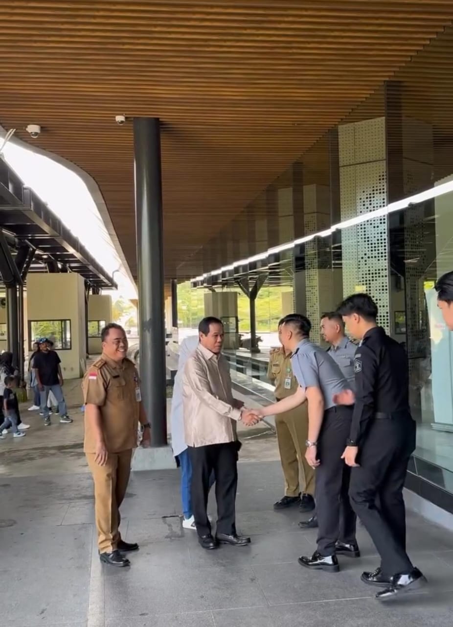 Dipimpin Wakil Ketua DPRD Kalbar, Ir. H. Prabasa Anantatur, MH, beserta sejumlah anggota komisi, mendatangi salah satu pos perbatasan terpenting antara Indonesia dan Malaysia tersebut.