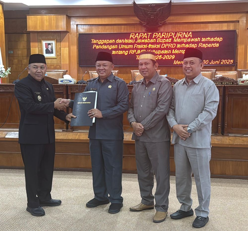 JAWABAN: Wabup Juli menyerahkan draf jawaban Bupati kepada Pimpinan DPRD Mempawah.